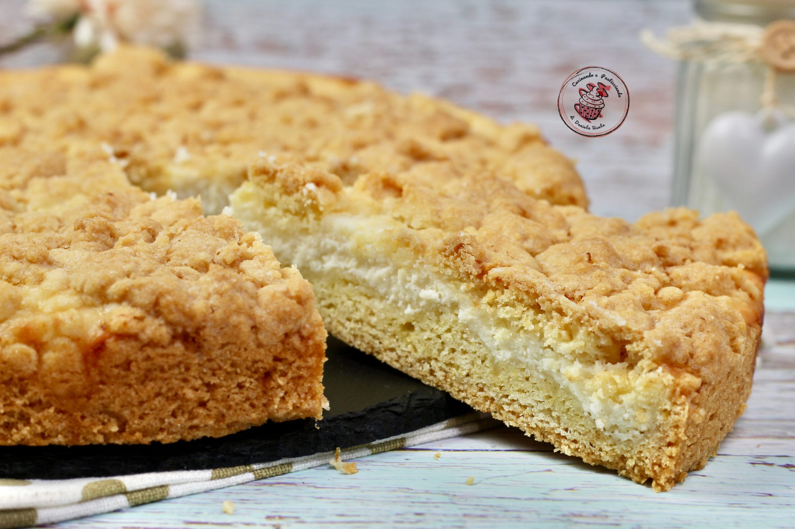 Tarta desmenuzada con crema de ricotta aromatizada con limón, se derrite en la boca