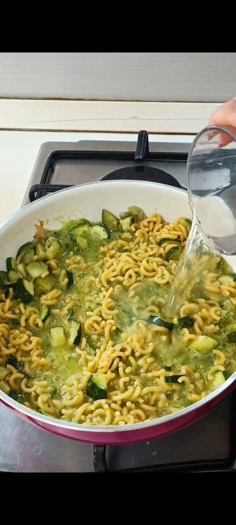 Cocinamos la pasta añadiendo caldo o agua hirviendo poco a poco