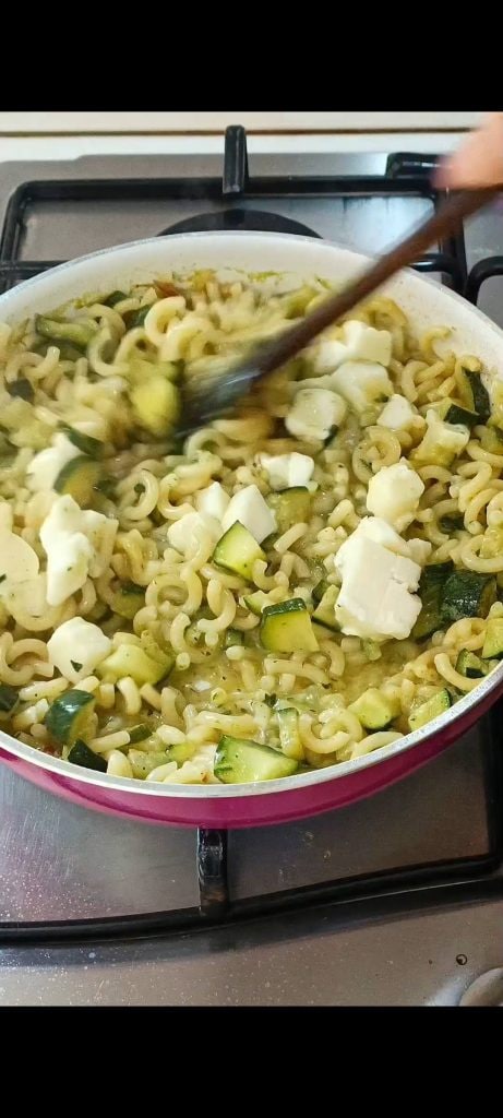 Añadimos mozzarella y albahaca