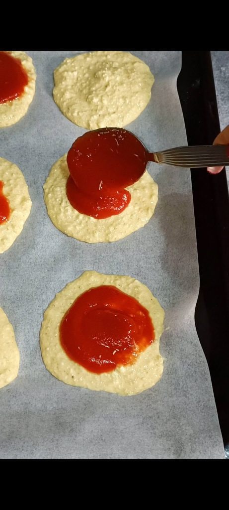 Las condimentamos con tomate, aceitunas y mozzarella