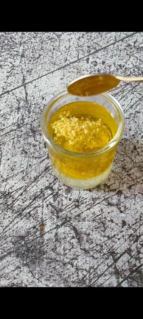 preparamos el condimento con aceite, vinagre y limón
