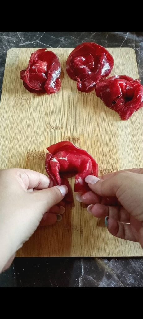 Formar los tortelloni de bresaola