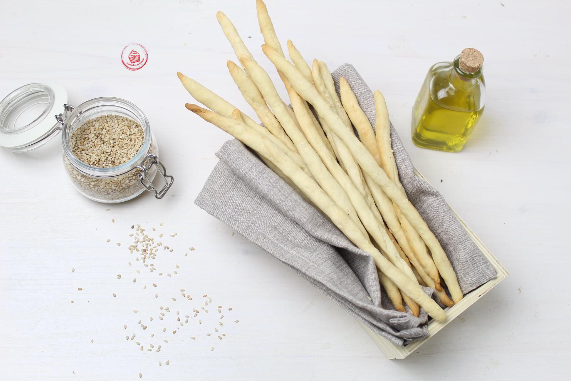 Palitos de masa madre sobrante con semillas de sésamo