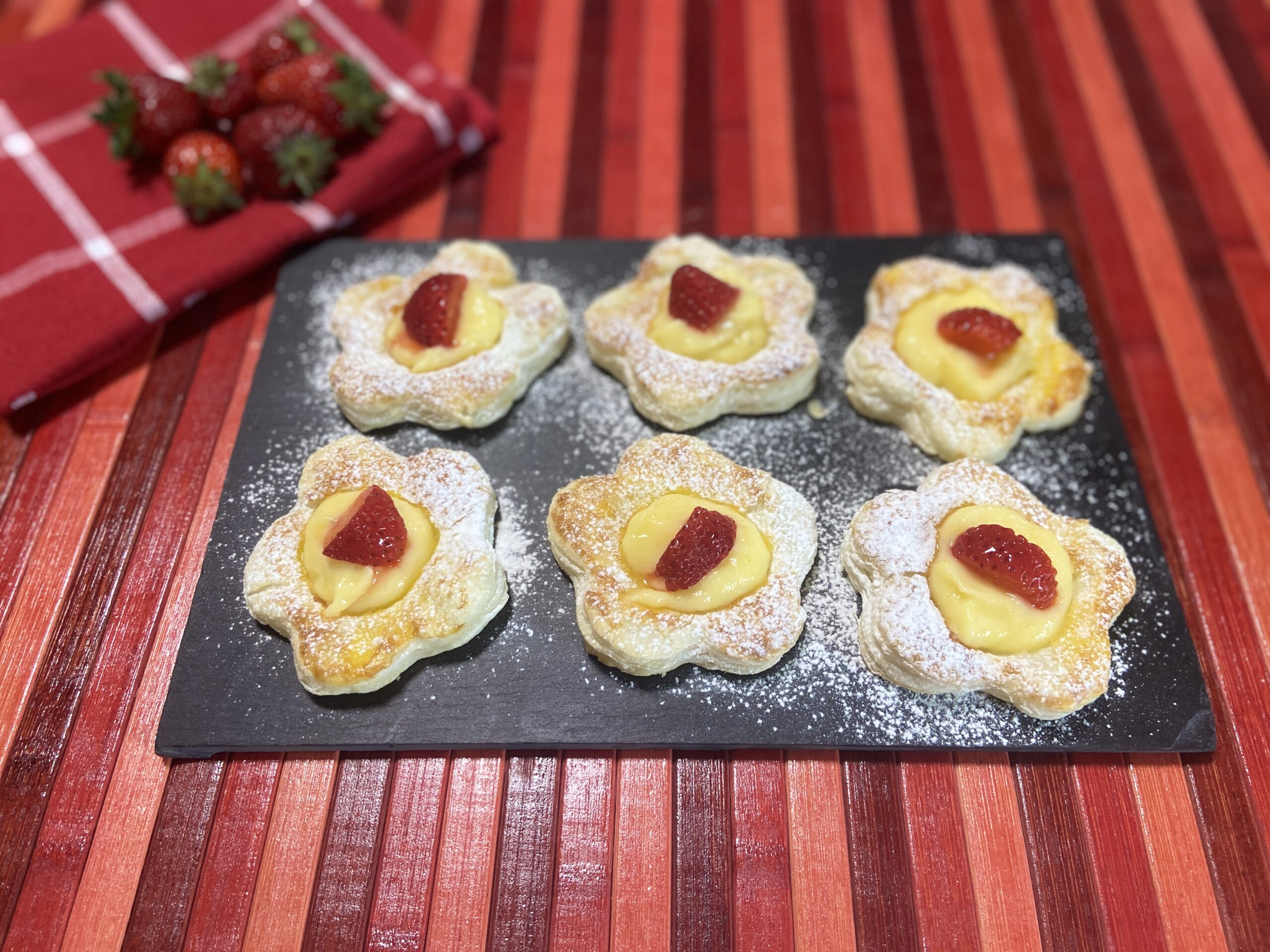 Flores de hojaldre con crema