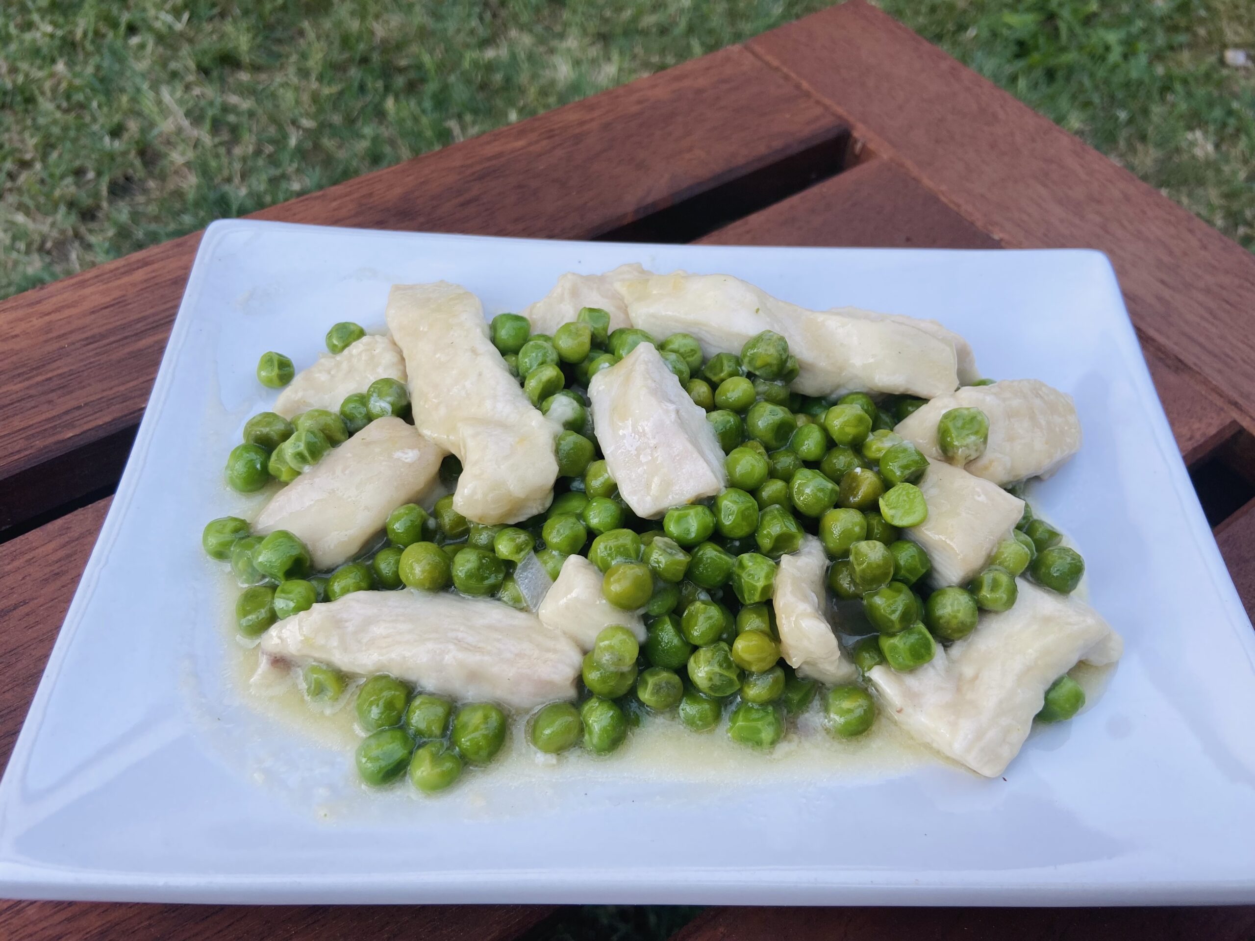 Tiras de pollo con guisantes