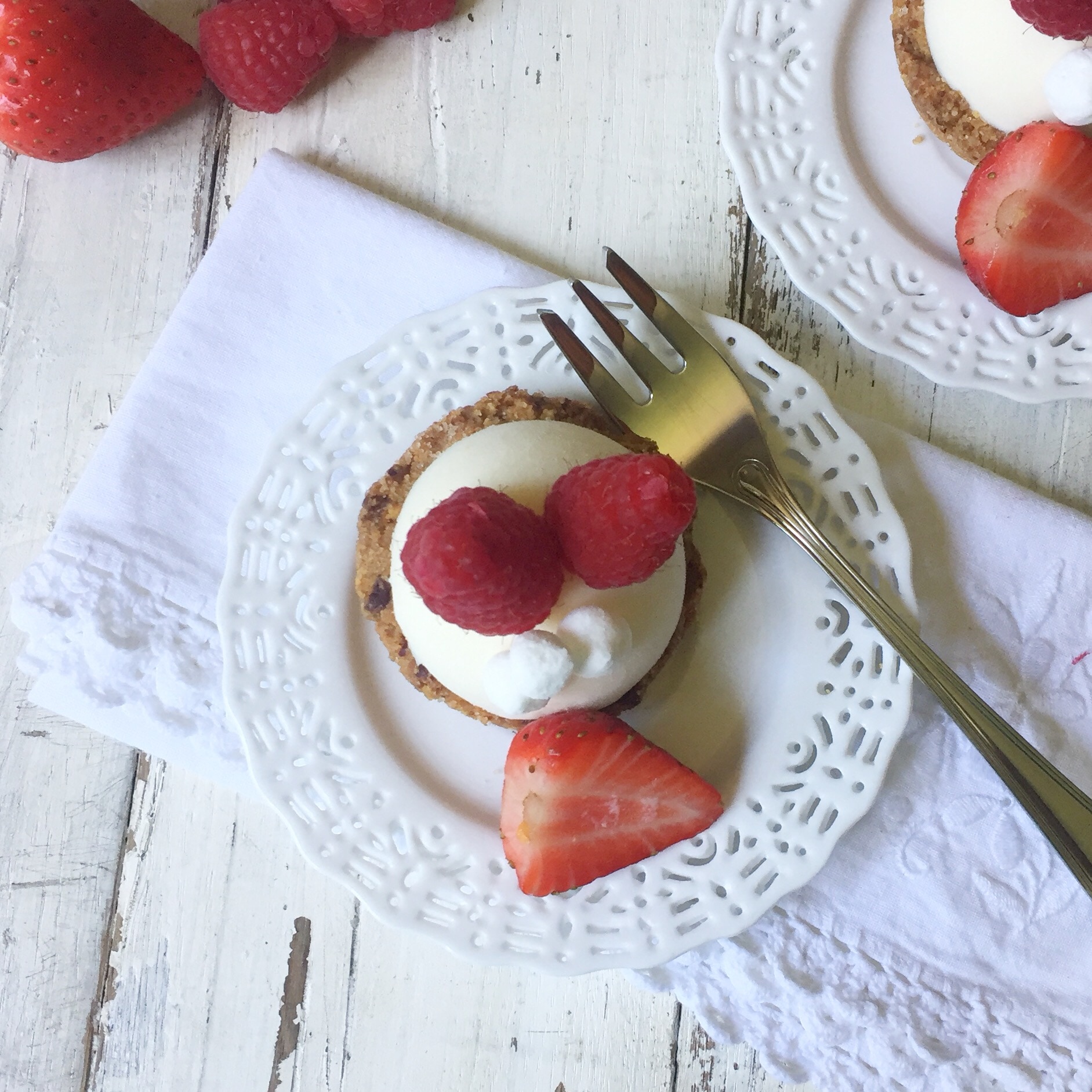 Sbrisolona con panna cotta y frutos rojos