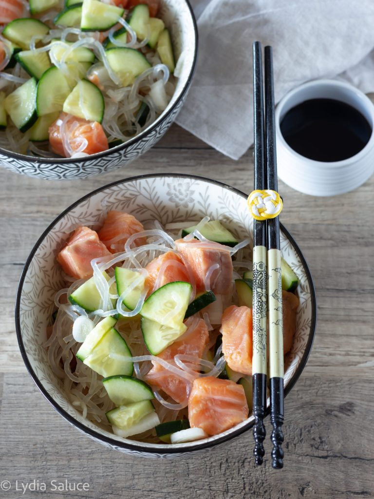 shirataki de konjac con salmón y pepinos