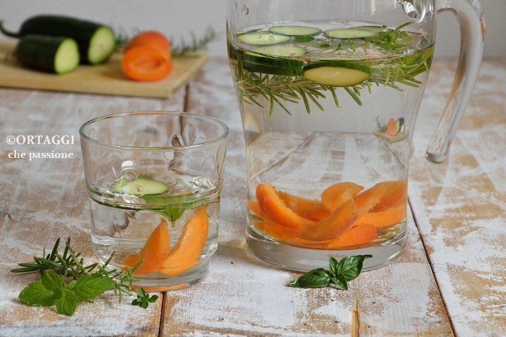 agua con pepino aromatizada con romero y albaricoques