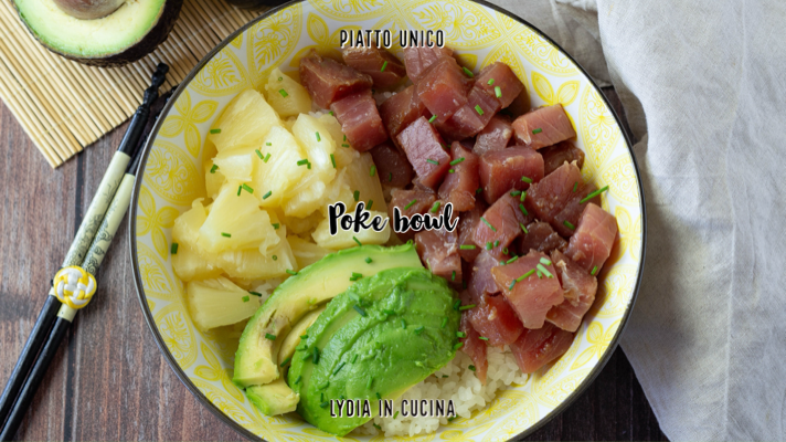 Poke bowl con atún y piña