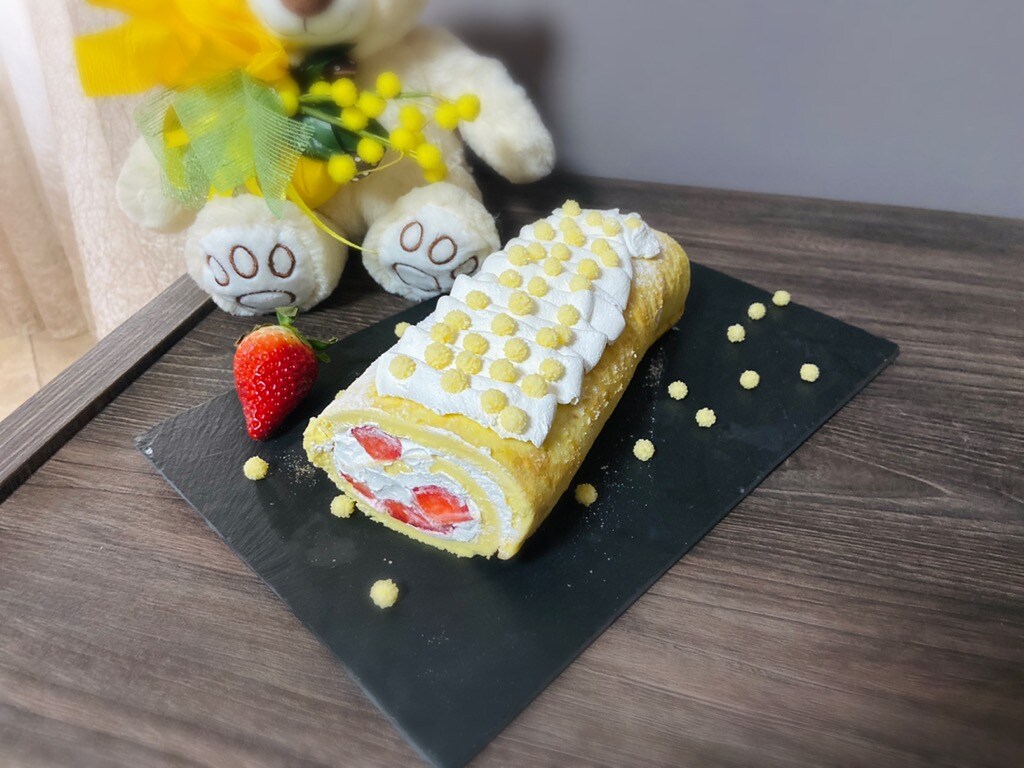 Rollo mimosa con nata y fresas