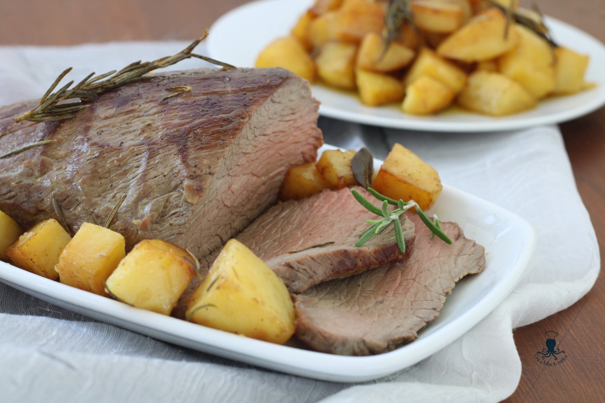 Asado con patatas en sartén