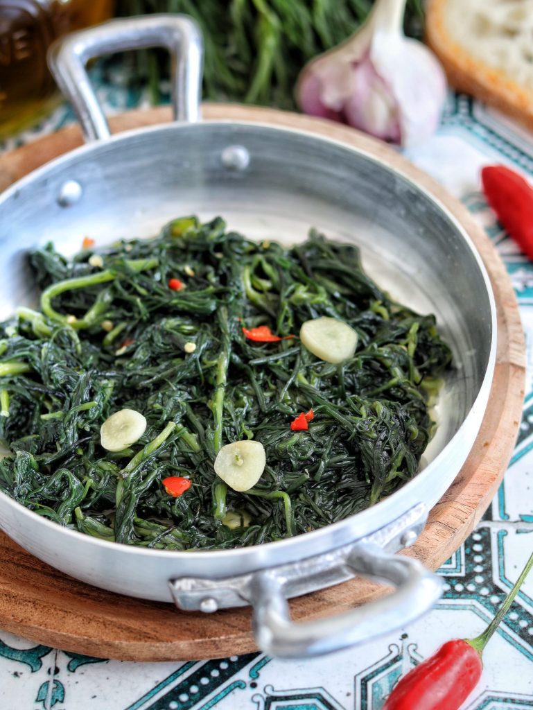Agretti en sartén con ajo, aceite y guindilla