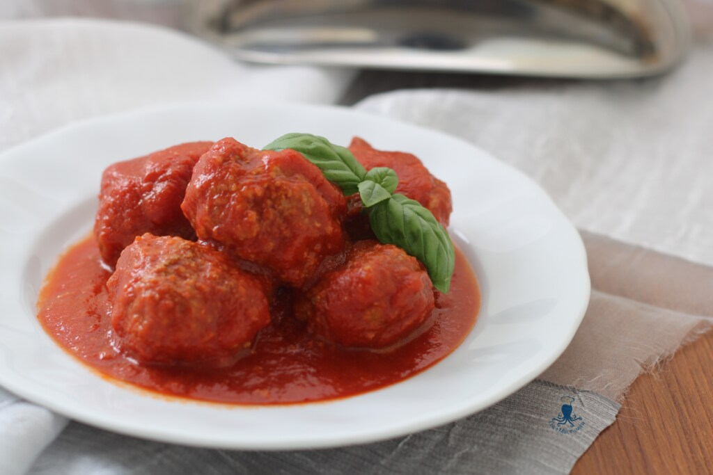 Albóndigas con salsa en la olla a presión