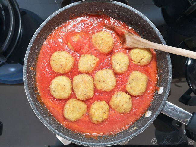 Albóndigas de carne hervida en la sartén con salsa