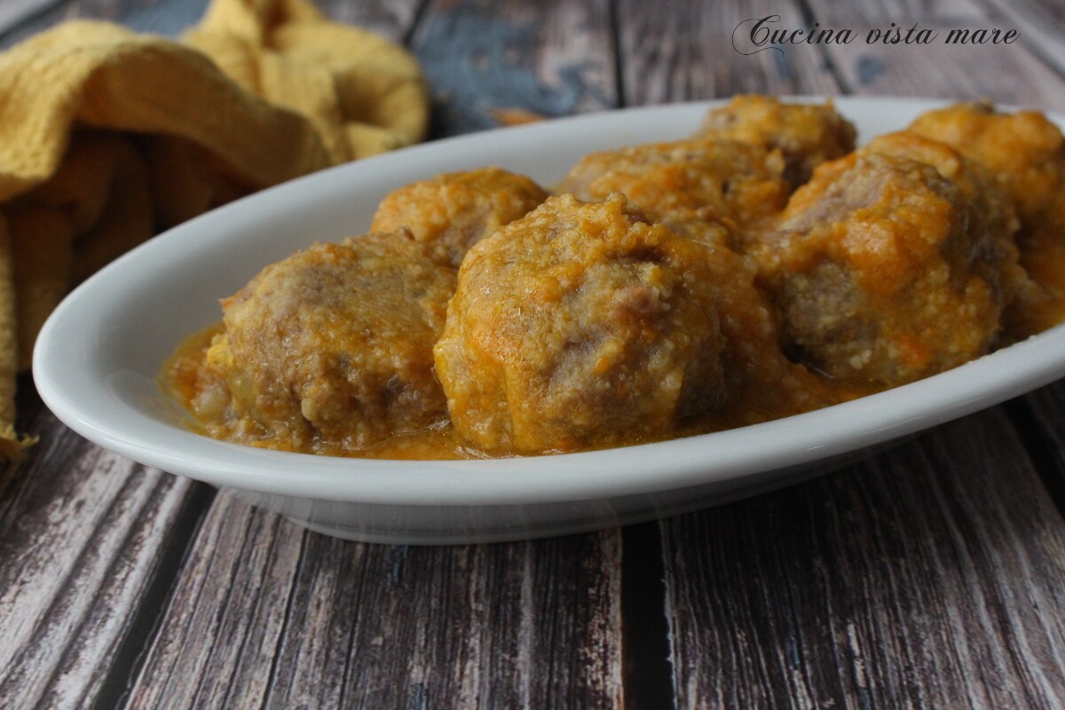 Albóndigas de carne hervida y patatas