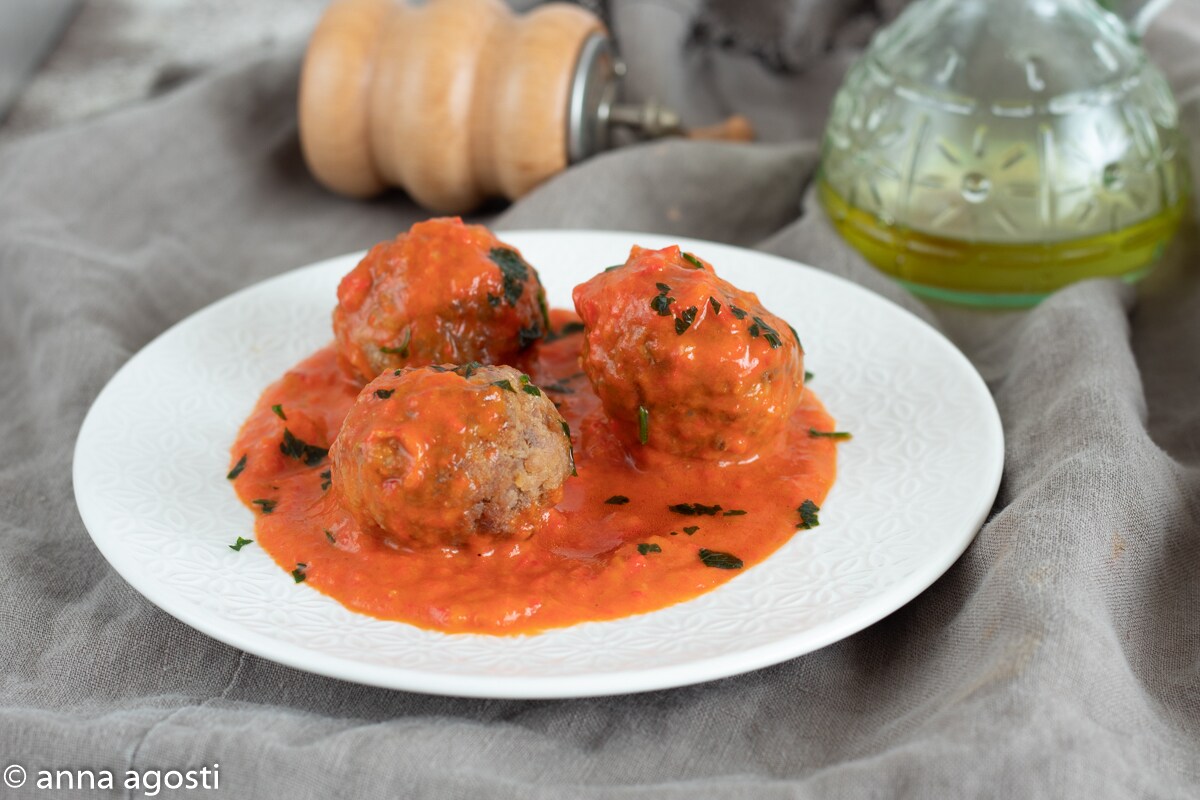 Albóndigas de carne y pimientos con salsa de pimientos