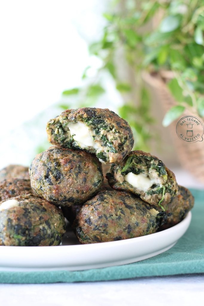 albóndigas de carne cocinadas en la freidora de aire con espinacas y queso