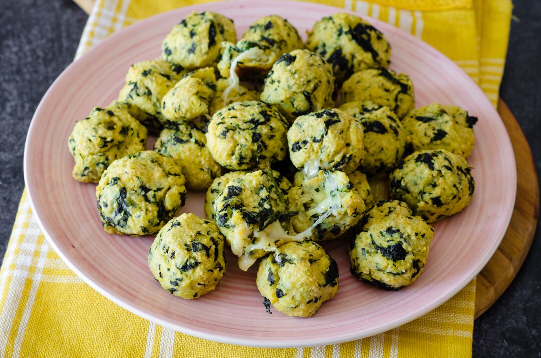 Albóndigas de col rizada y patatas, ¡suaves y con un corazón fundente!