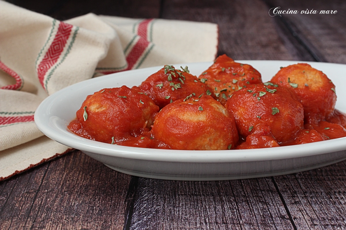 Albóndigas de frijoles con salsa