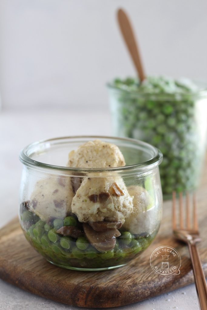 Albóndigas de pollo y patatas con champiñones y guisantes en cocción al vacío en microondas