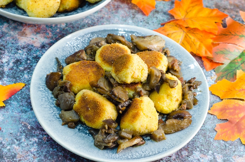 Albóndigas de ricotta con champiñones y speck