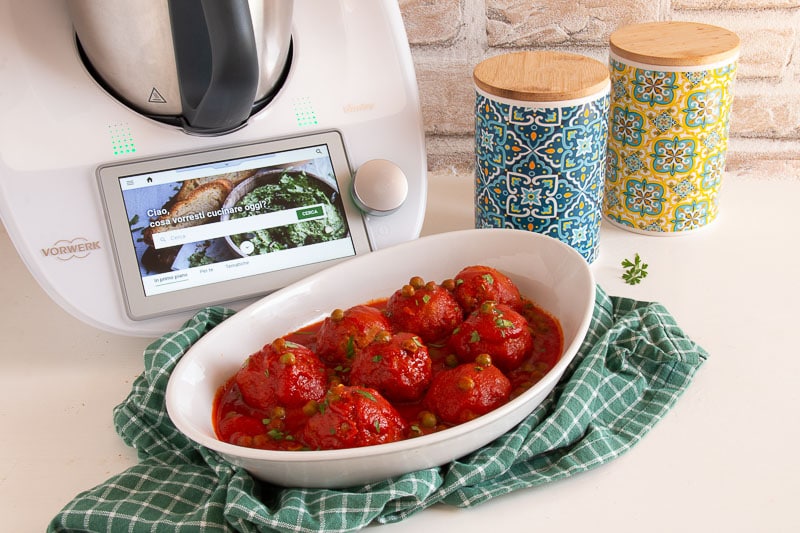 Albóndigas en salsa con guisantes