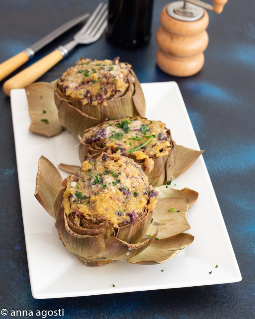 Alcachofas romanas rellenas con salchicha