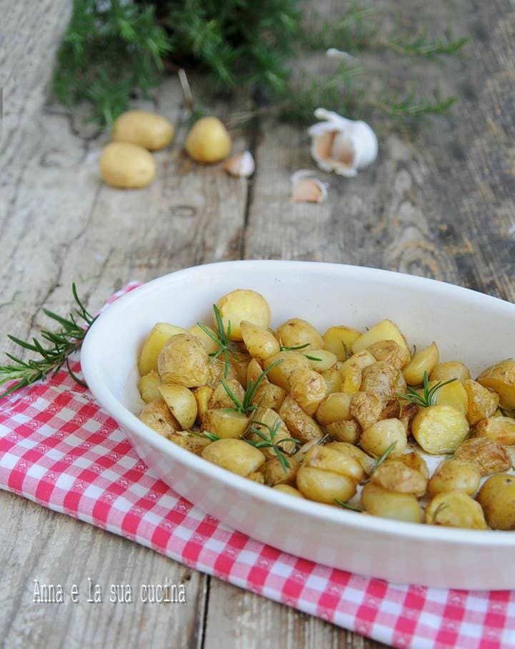 Patatas nuevas cocidas en el microondas