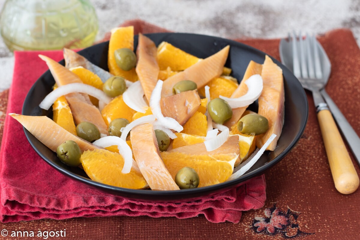 Arenque ahumado con naranjas y aceitunas en ensalada