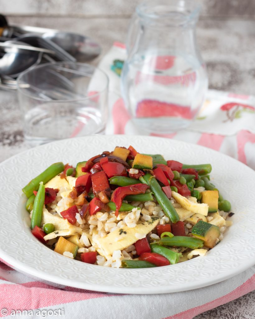 Arroz con verduras primaverales incluso frío
