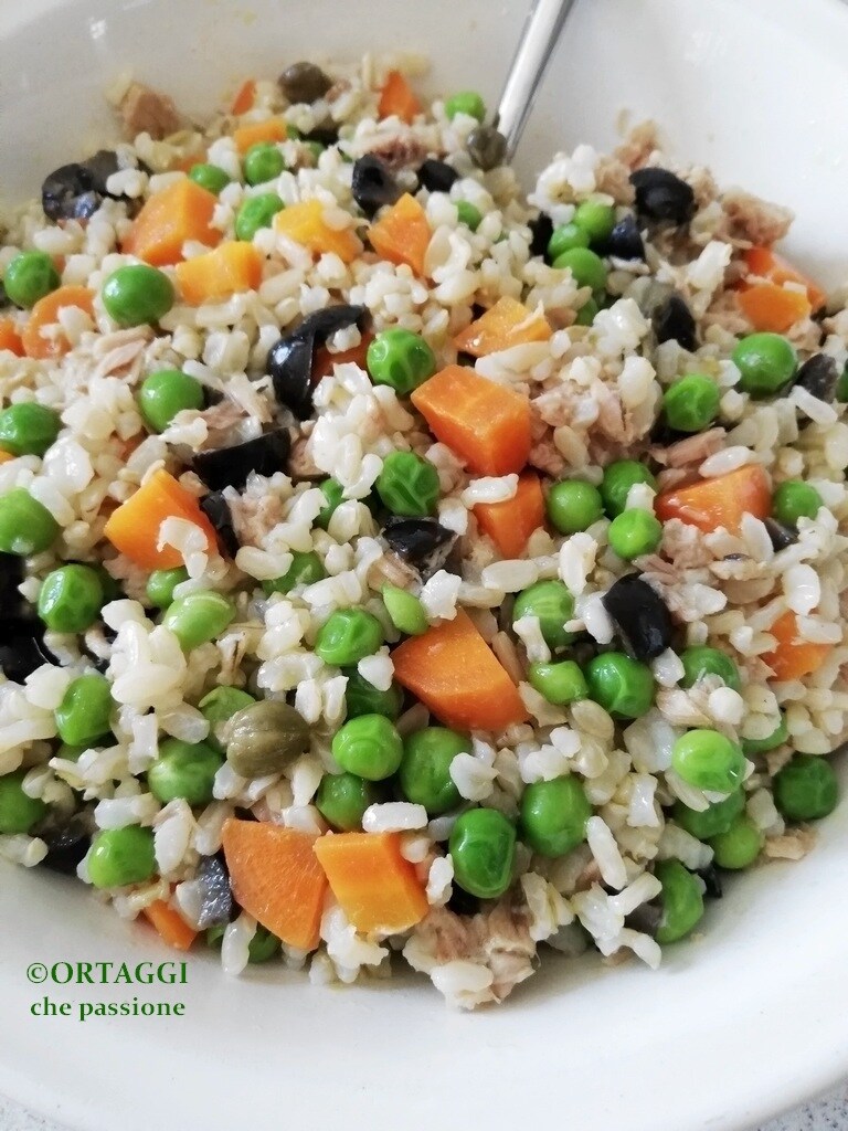 Arroz frío con guisantes y zanahorias y atún