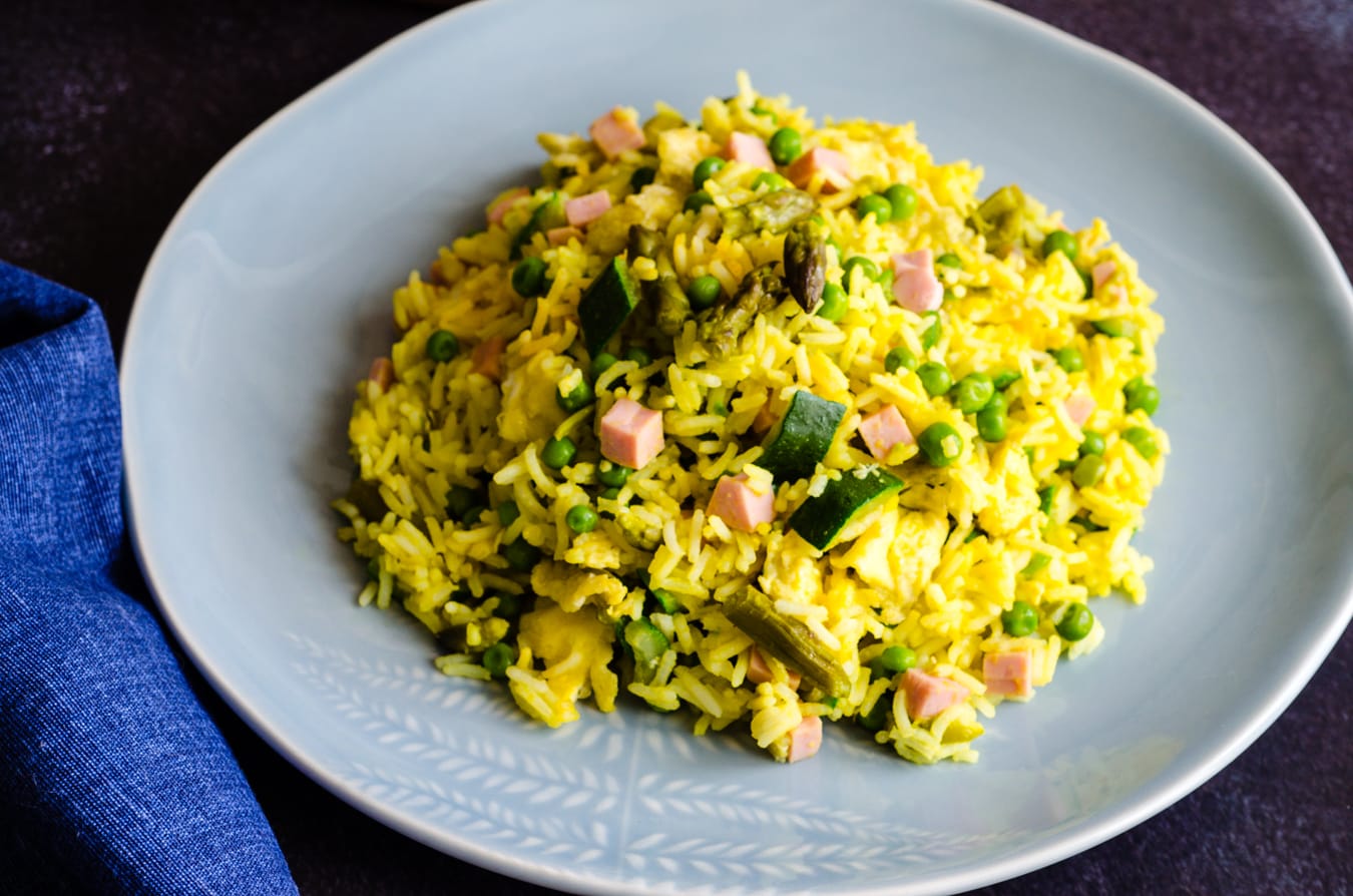 Arroz primavera con calabacines, guisantes y espárragos