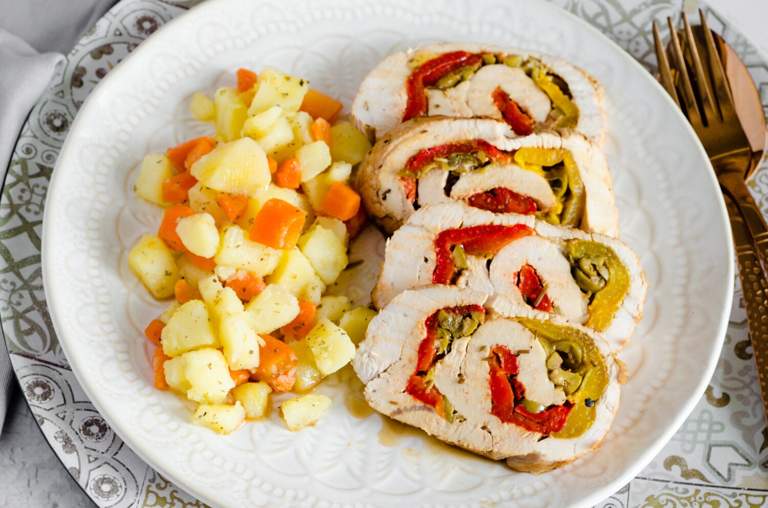 Asado de pavo relleno con pimientos y aceitunas