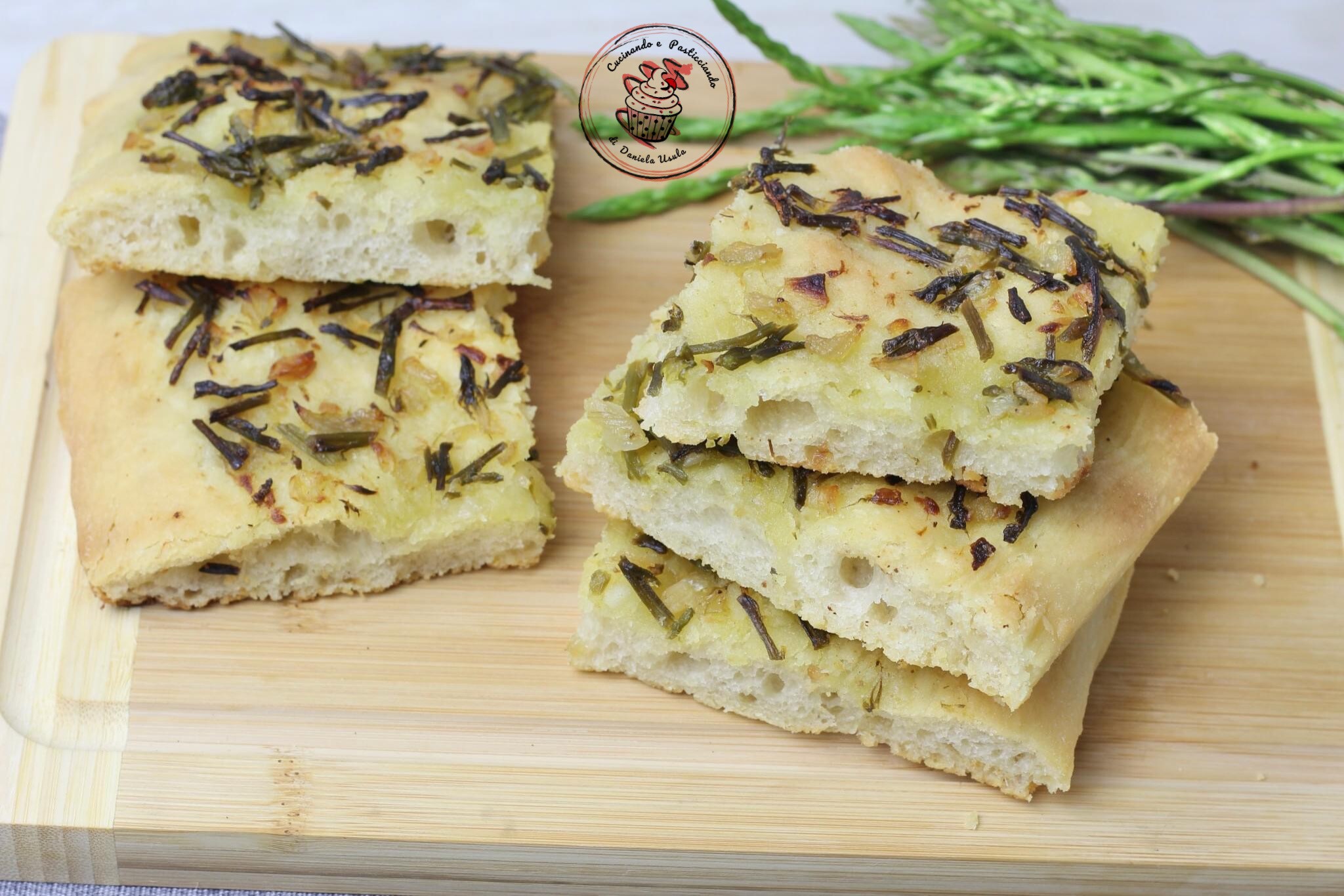 Focaccia con masa madre con espárragos