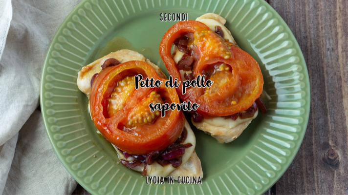 Pechuga de pollo sabrosa con cebolla, tomate y scamorza ahumada