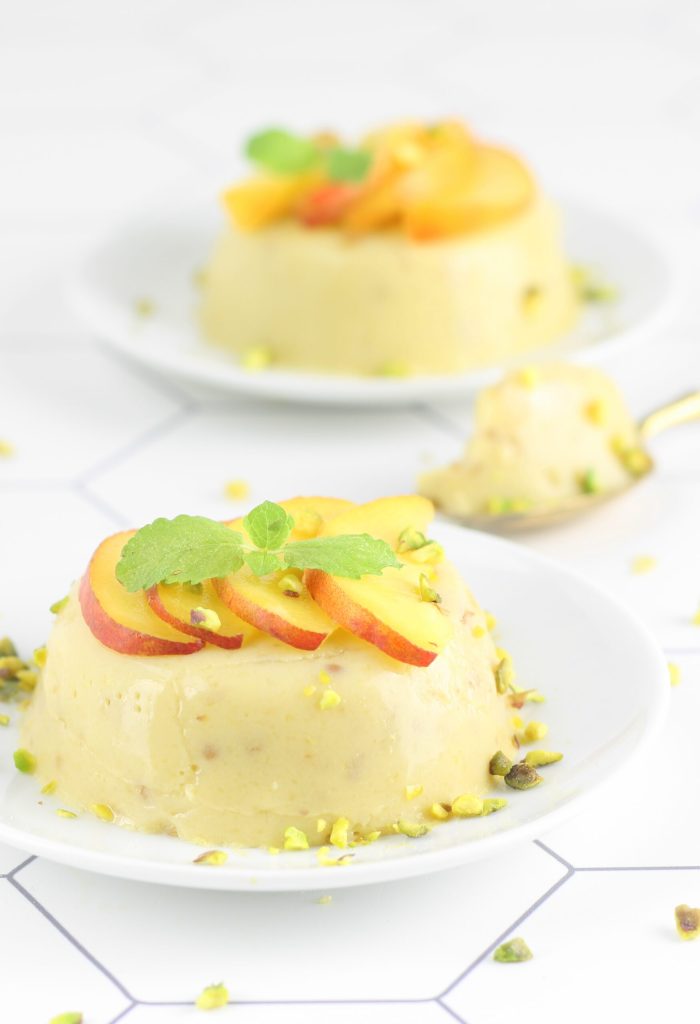 Pudín de melocotones y leche de almendras