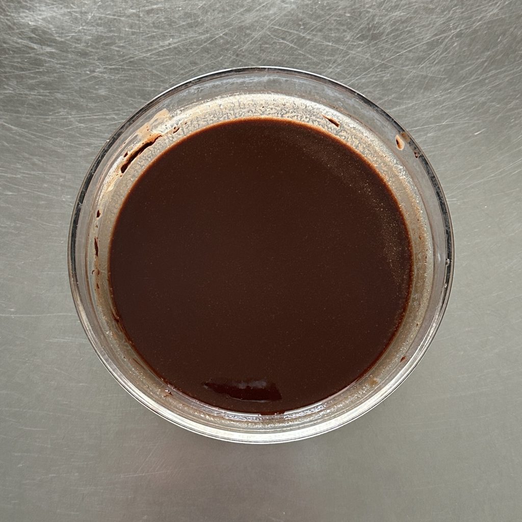 chocolate derretido para hacer el brownie en el microondas