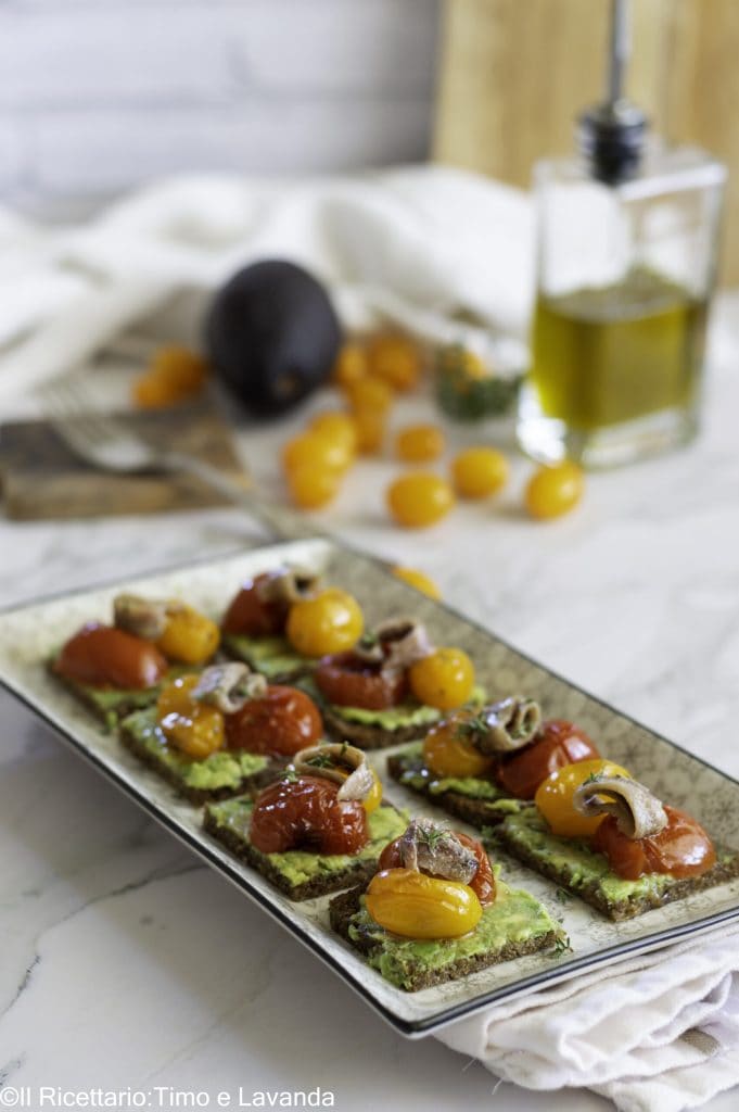 bruschettas de centeno con tomatitos confitados