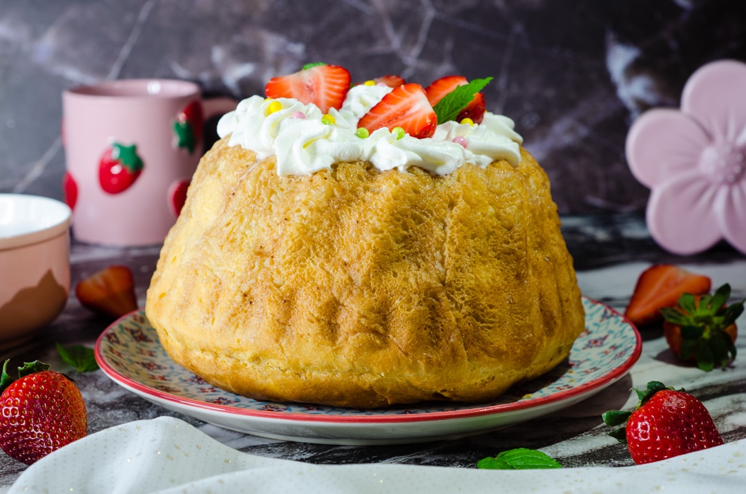 Tarta babà con fresas, ¡un postre espectacular y delicioso!