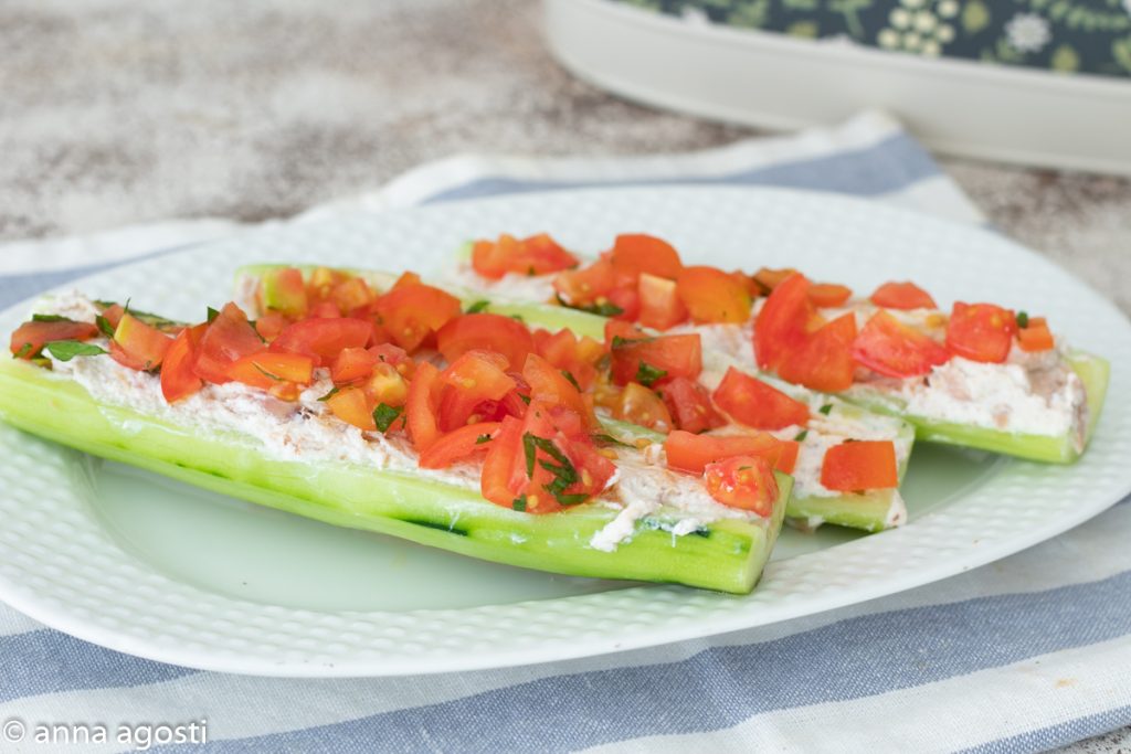Barquitas de pepino y atún