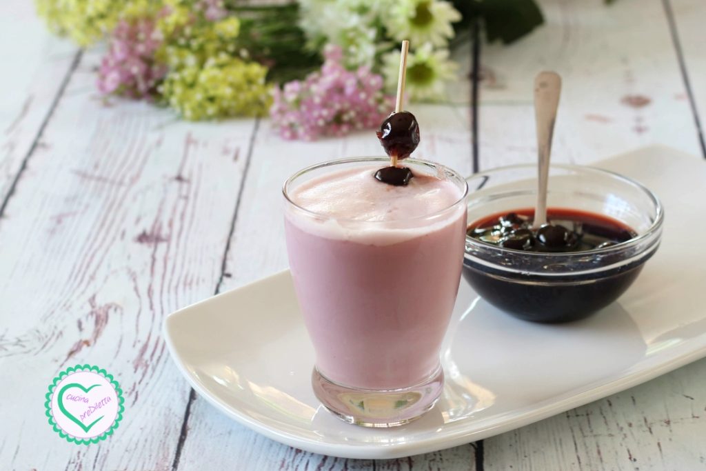 Batido con guindas en almíbar y helado