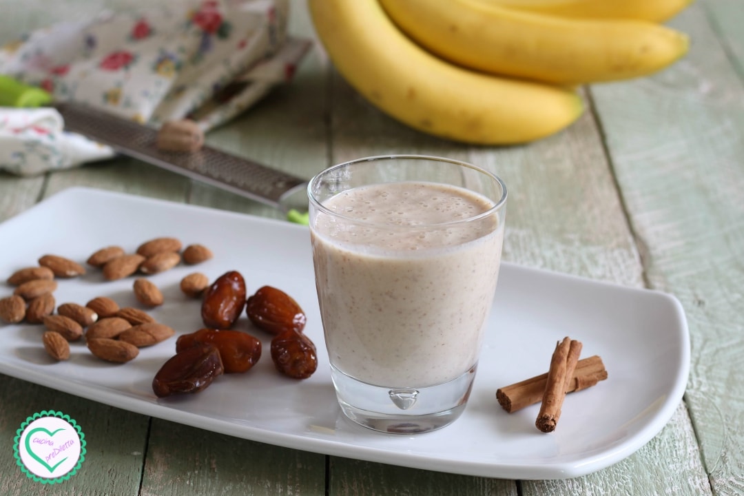 Batido de plátano, almendra y dátiles