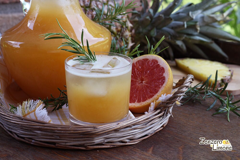 Bebida con piña y pomelo