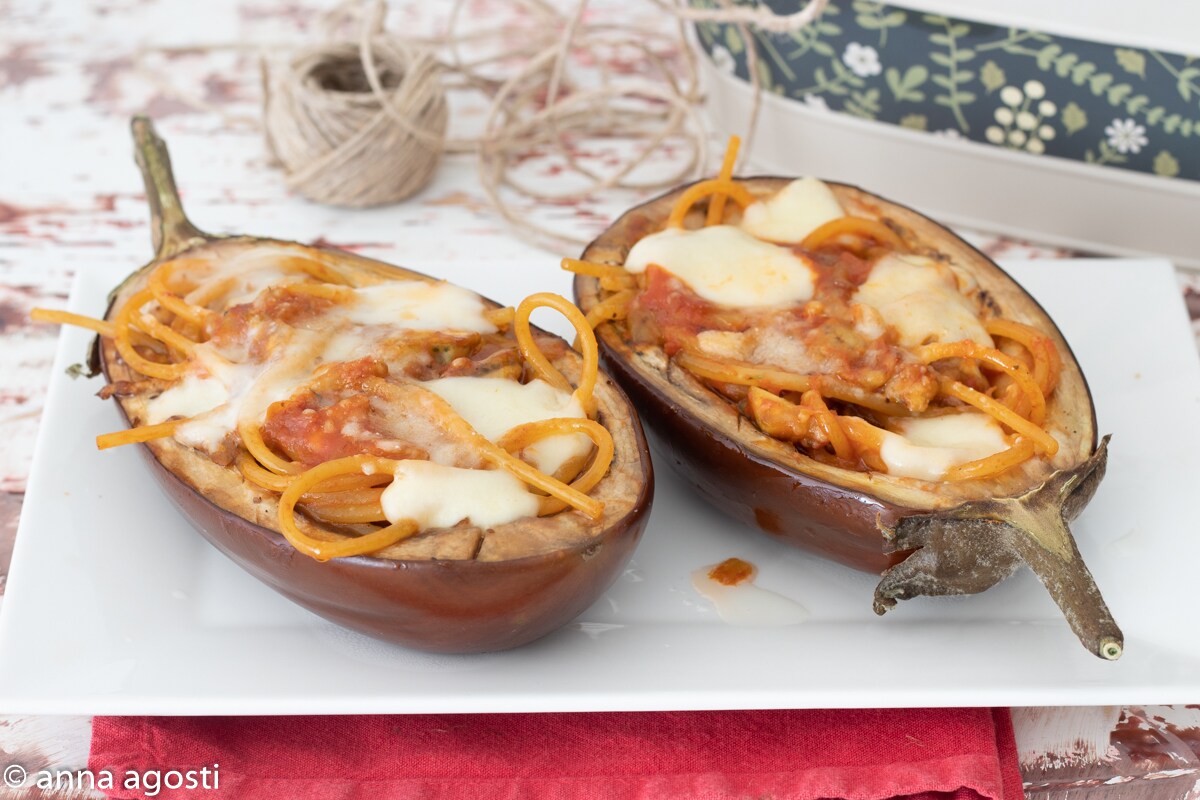 Berenjenas rellenas de espaguetis con salsa