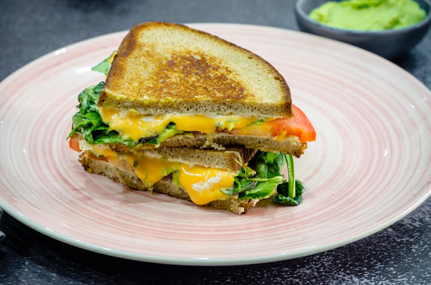 Bocadillo con aguacate, tomates y ensalada, ¡idea rápida para almuerzo y cena!