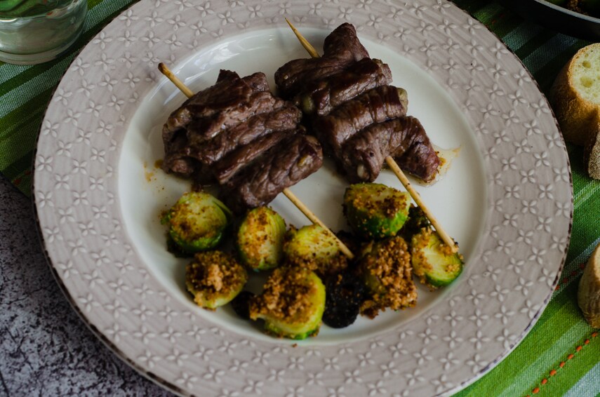 Brochetas de rollos de carne rellenos y fundentes
