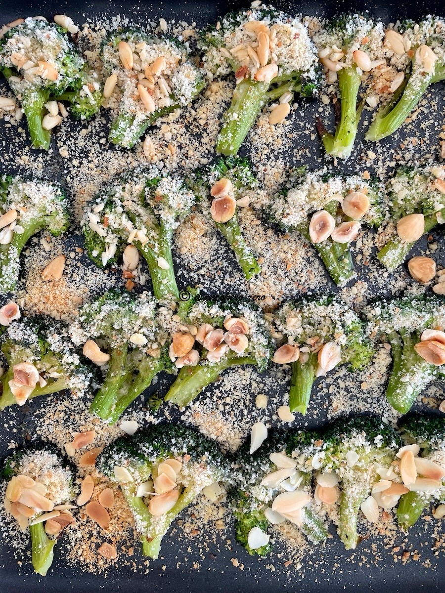 Brócoli aplastado al horno crujiente