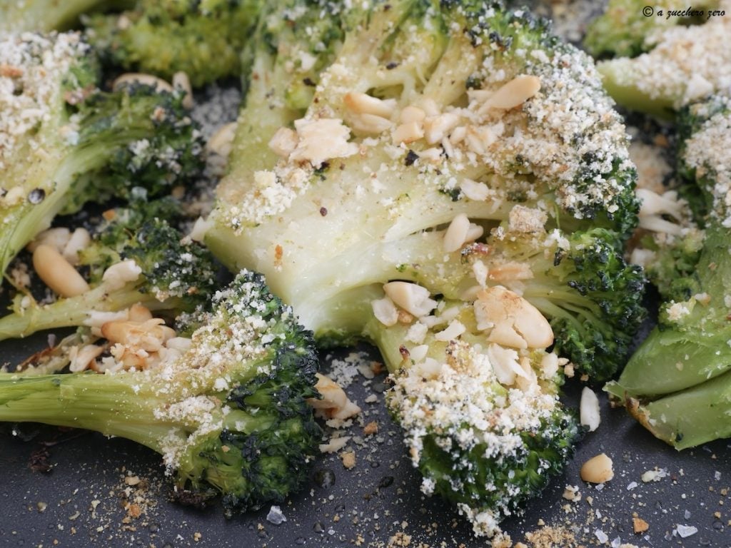 Brócoli aplastado al horno crujiente