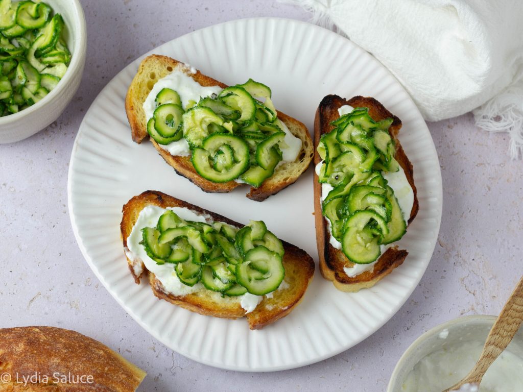 Bruschettas con calabacines y burrata