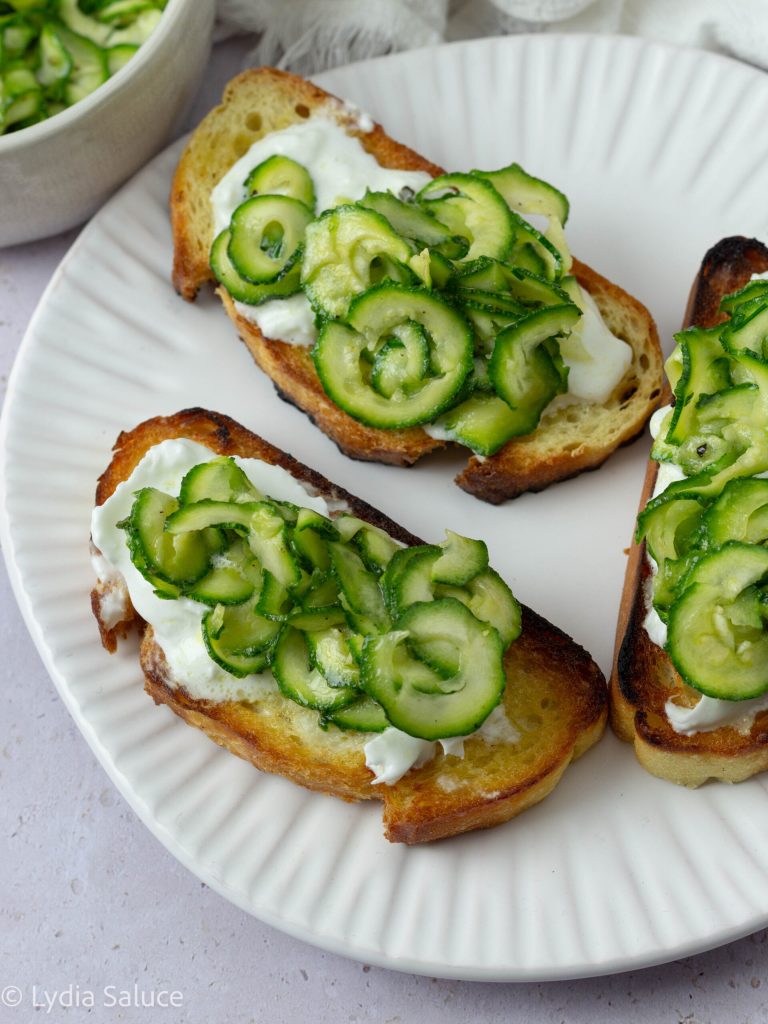 Bruschettas con calabacines y burrata